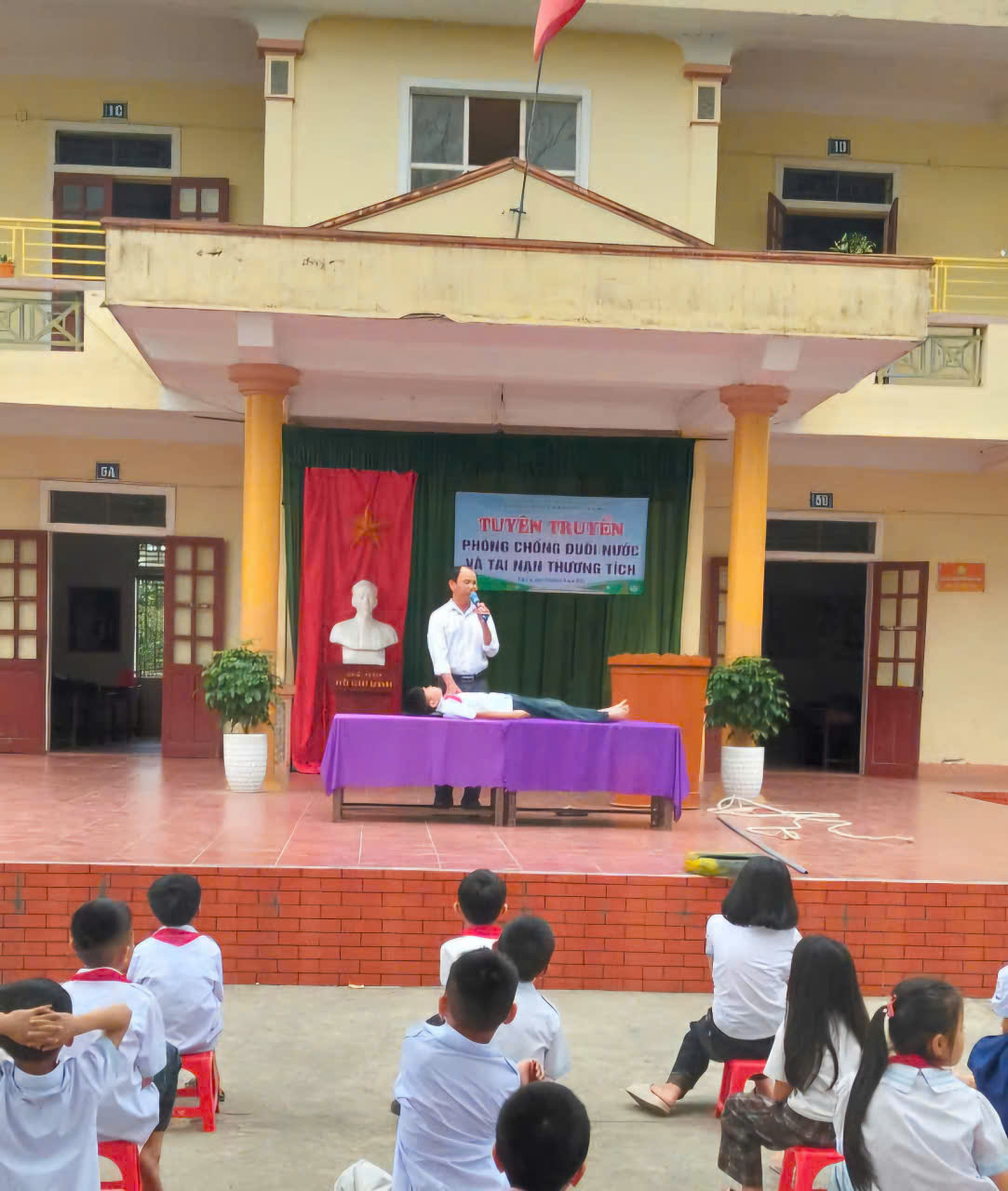GV hướng dẫn cách sơ cứu đuối nước