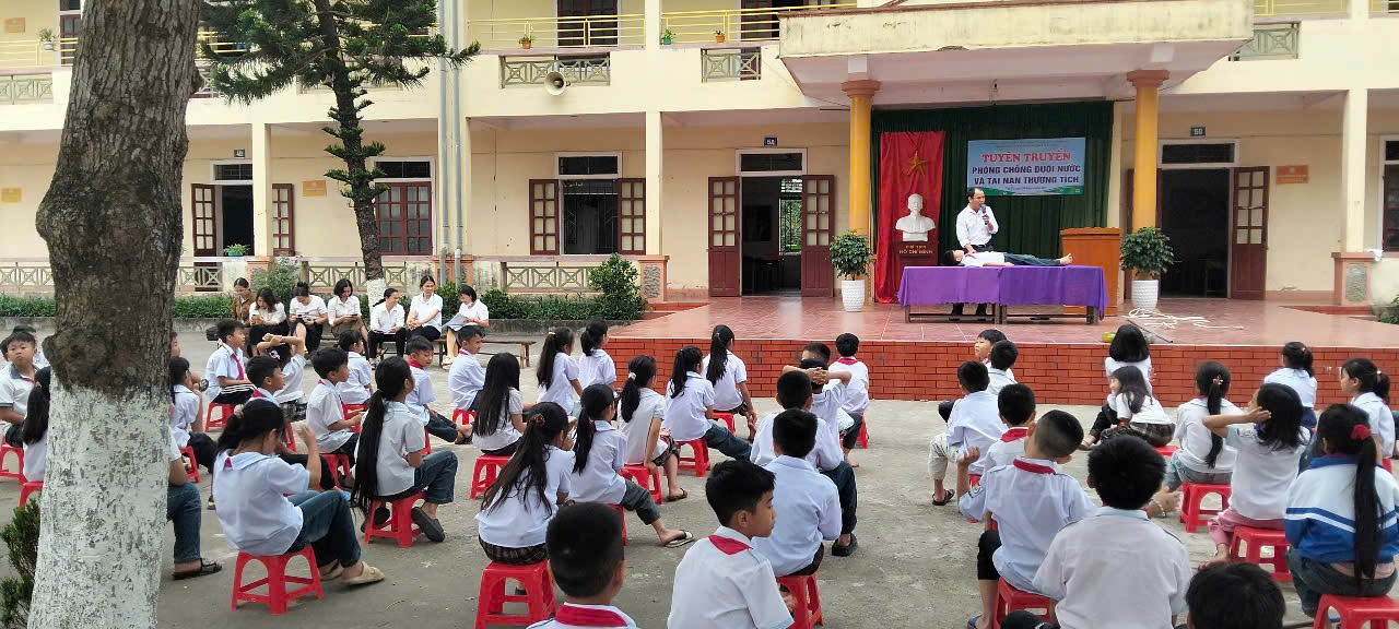 Toàn thể GV học sinh tham gia tuyên truyền phòng chống đuối nước