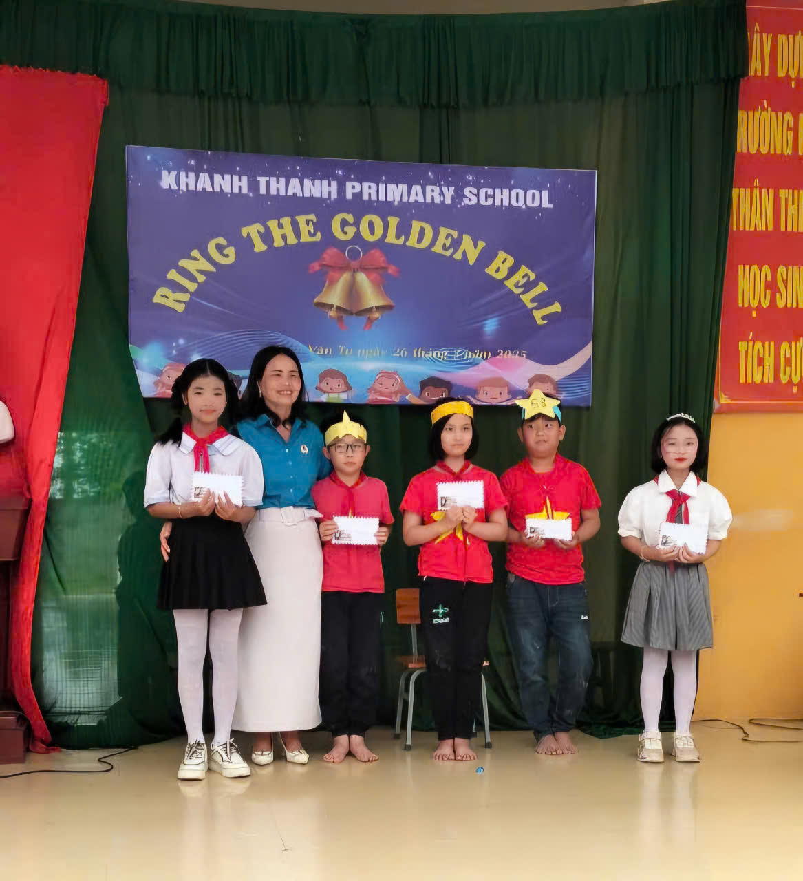 Lạnh đạo nhà trường phát thưởng cho 3 em xuất sắc cuộc thi Rung chuông vàng
