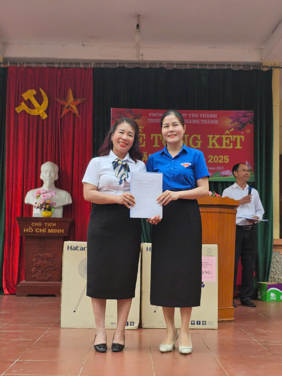 Cán bộ xã nhận bàn giao HS trong hè