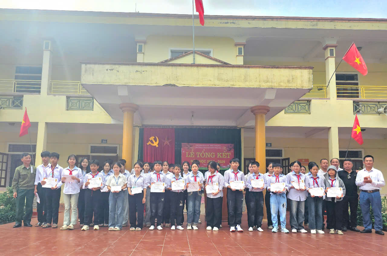 Chủ Tịch Xã Vân Tụ tặng Thưởng cho học sinh giỏi cấp huyện
