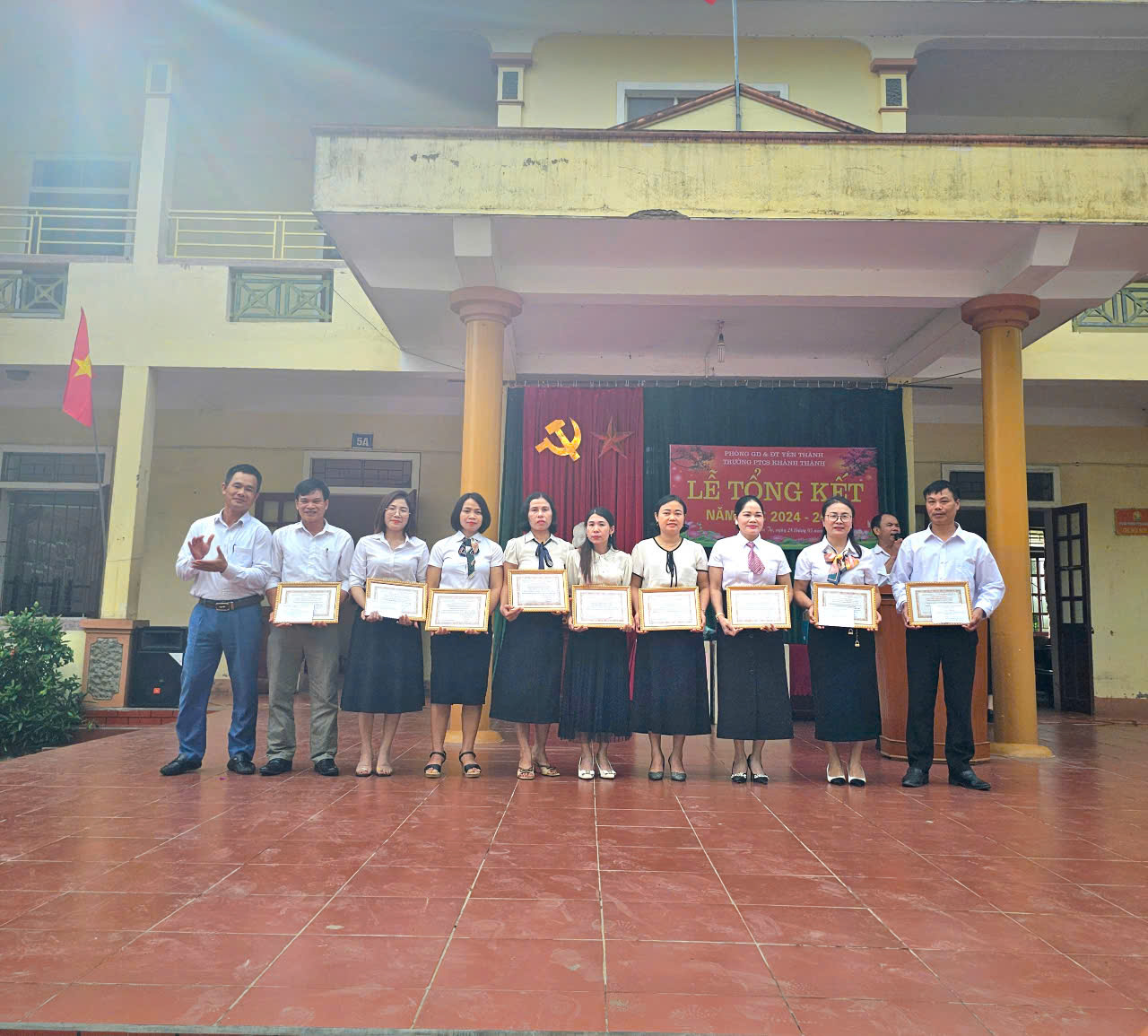 GV giỏi huyện nhận quà quỹ khuyến học