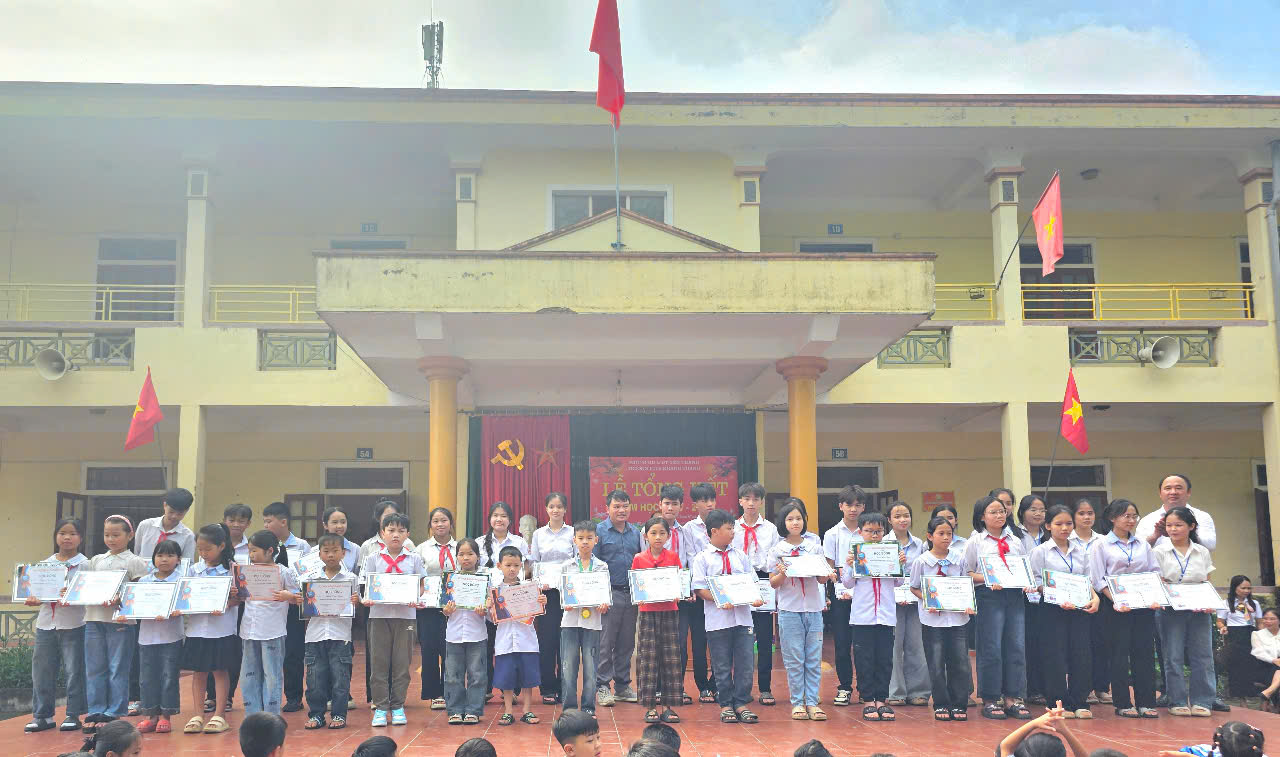 Quỹ học Bổng Đăng Quang tặng thưởng cho các em HS có thành tích cao trong năm học