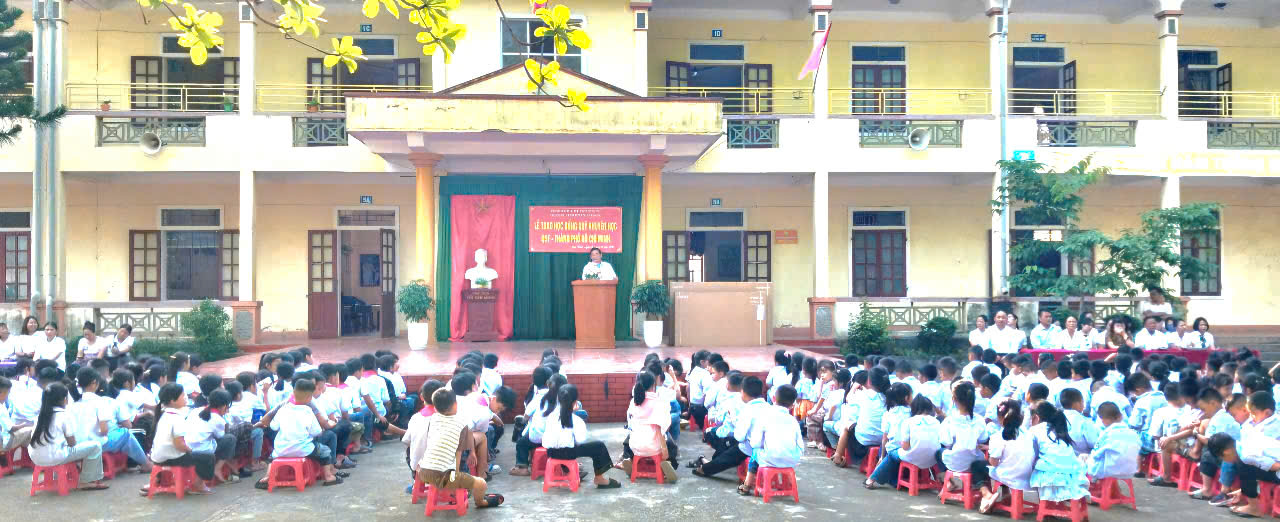 Quỹ khuyến học trao tặng món quà ý nghĩa tới tận tay các em HS