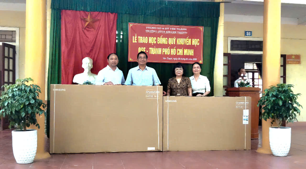 Cô Lan và thầy Thành đại diện trao quà cho các em HS và nhà trường
