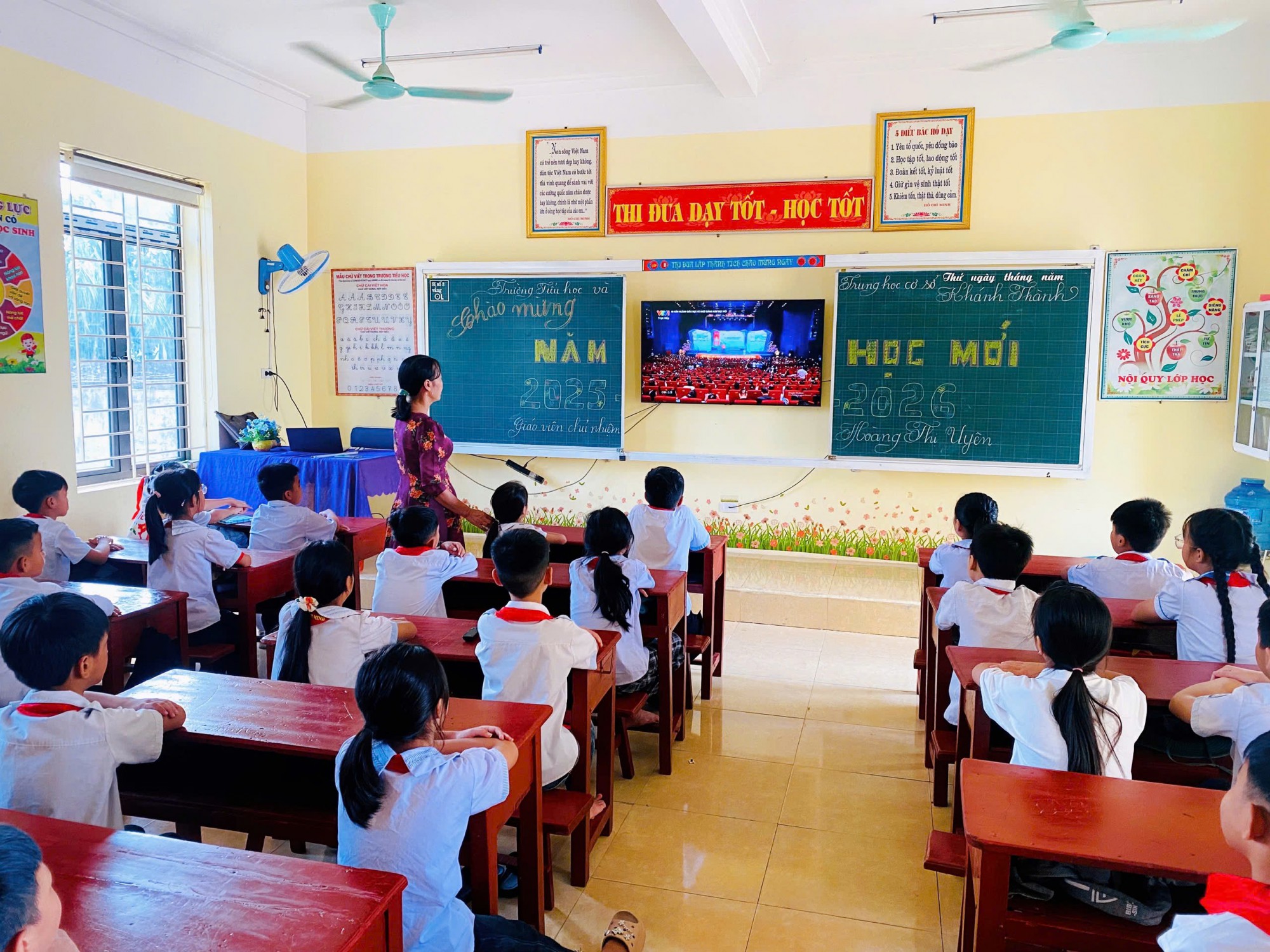 HS dự khai giảng